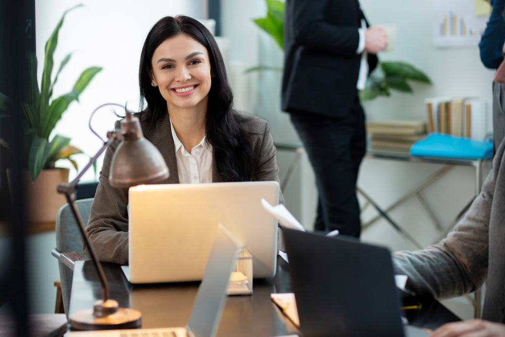close-up-smiley-woman-with-laptop